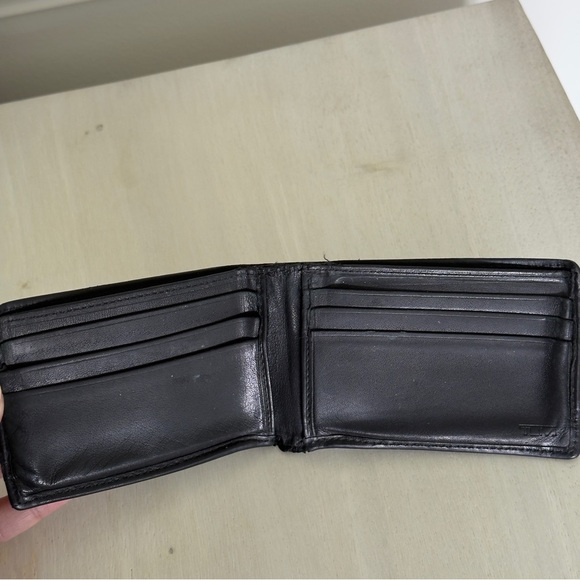 TUMI Sleek Black Leather Men's Wallet - Picture 6 of 9